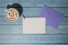 空问候邀请卡模拟紫罗兰色的信封白色杯咖啡棉花糖木蓝色的背景空白纸复制空间文本情人节一天快乐父亲母亲一天女人的一天假期
