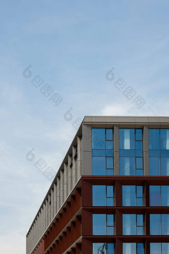现代办公室建筑外玻璃外观清晰的天空背景透明的玻璃墙办公室建筑黄色的装饰元素外观现代欧洲建筑商业办公室建筑摘要