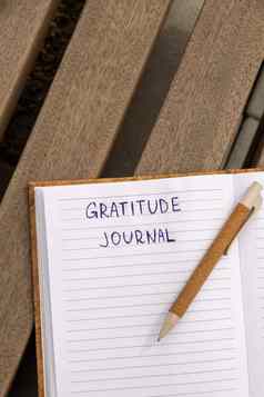 写作感激之情杂志木板凳上今天感激的发现杂志反射有创意的写作增长个人发展概念幸福精神上的健康考虑到整体健康实践