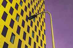 现代办公室建筑外玻璃外观紫色的天空背景生动的颜色透明的玻璃墙办公室建筑黄色的装饰灯笼有创意的照片元素外观现代欧洲建筑商业办公室建筑摘要