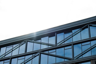 现代玻璃办公室建筑外玻璃外观清晰的天空背景透明的玻璃墙办公室建筑元素外观现代<strong>欧洲建筑</strong>商业办公室建筑摘要