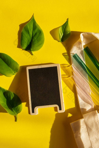 可重用的玻璃吸管色彩斑斓的背景绿色树叶生态袋环保空黑板上模拟<strong>模板</strong>复制空间文本喝稻草集可重用的舒适的圆形的提示喝稻草浪费塑料<strong>免费</strong>的概念野餐概念
