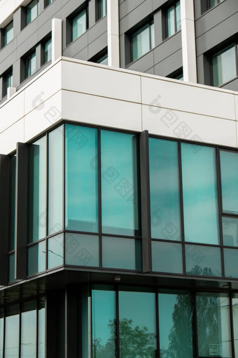 现代办公室建筑外玻璃外观清晰的天空背景透明的玻璃墙办公室建筑黄色的装饰元素外观现代<strong>欧洲建筑</strong>商业办公室建筑摘要