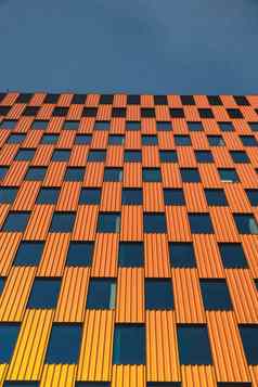 现代办公室建筑外玻璃外观清晰的天空背景透明的玻璃墙办公室建筑橙色装饰元素外观现代欧洲建筑商业办公室建筑摘要