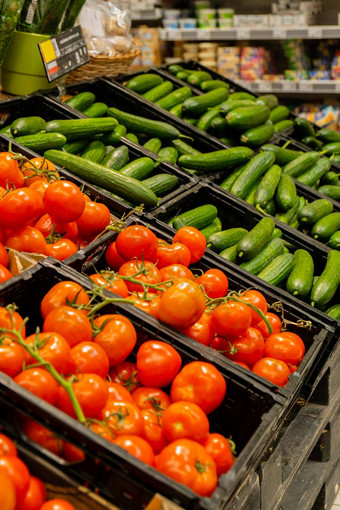 展示范围水果超市出售食物零售新鲜的西红柿黄瓜存储货架上有机在本地种植食物成熟的健康的蔬菜概念超市购买饮食食物