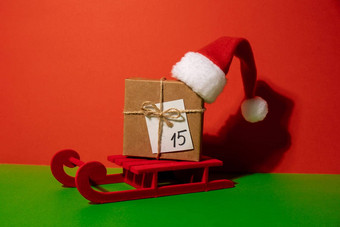 红色的雪橇生态纸盒子礼物现在<strong>简约</strong>概念等角风格红色的<strong>绿色</strong>颜色复制空间文本冬天圣诞节明信片问候卡