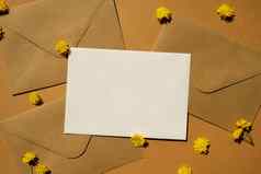 美丽的黄色的洋甘菊雏菊花邮政黄色的信封米色背景空纸请注意复制空间文本春天时间问候卡假期花交付