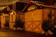 格但斯克波兰12月传统的圣诞节市场假期装饰照亮街晚上关闭交易房子出售圣诞节礼物美丽的圣诞节公平小镇晚上出现冬天时间欧洲背景
