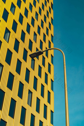 现代办公室建筑外玻璃外观清晰的天空背景透明的玻璃墙办公室建筑黄色的装饰灯笼有创意的照片元素外观现代欧洲建筑商业办公室建筑摘要