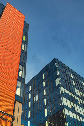 现代办公室建筑外玻璃外观清晰的天空背景透明的玻璃墙办公室建筑橙色装饰元素外观现代<strong>欧洲建筑</strong>商业办公室建筑摘要