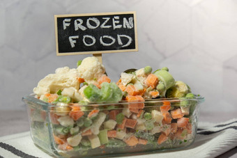 冻混合蔬菜长期存储黑板上标签文本冻食物深冻结蔬菜除霜冻食物背景