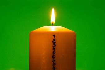 蜡烛出现日历绿色浓度关键背景传统的燃烧圣诞节蜡蜡烛数字计数圣诞节美丽的出现首页节日烛光黑暗背景