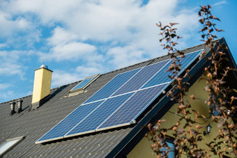 生态房子<strong>太阳能</strong>面板替代传统的能源电池带电<strong>太阳能</strong>细胞<strong>广告</strong>绿色能源可持续发展的生活可再生