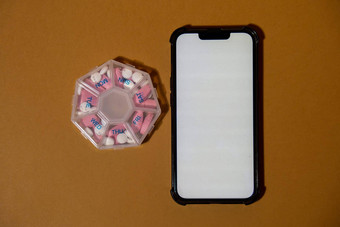 移动电话白色屏幕复制空间模板医疗药丸盒子剂量平板电脑每天医学白色粉红色的药物胶囊每天维生素首页健康护理疾病治愈