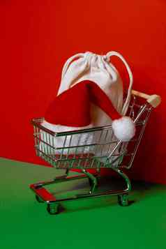 圣诞老人他购物电车等角红色的绿色背景在线购物假期概念复制空间文本模拟广告假期圣诞节作文简约问候卡