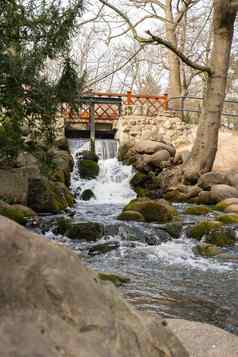 瀑布级联奥利维亚公共公园格但斯克波兰河瀑布瀑布悬崖树旅游吸引力小瀑布清晰的水