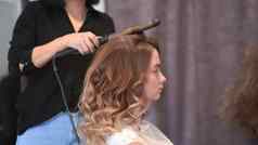 女孩理发师发型形式旋转头发