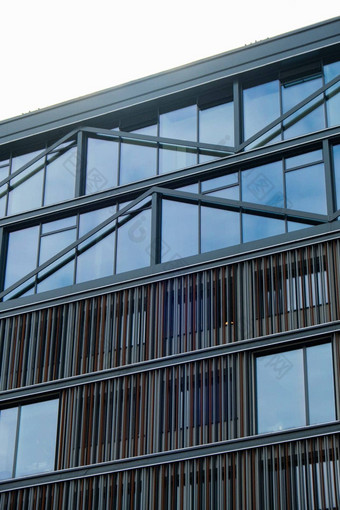现代玻璃办公室建筑外玻璃外观清晰的天空背景透明的玻璃墙办公室建筑元素外观现代欧洲建筑商业办公室建筑摘要