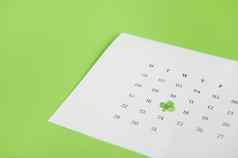 白色日历标志着日期3月传统的爱尔兰节日帕特里克的一天孤立的绿色背景
