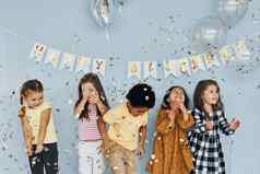 气球五彩纸屑孩子们庆祝生日聚会，派对在室内有趣的