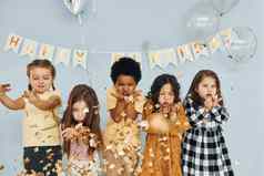 气球五彩纸屑孩子们庆祝生日聚会，派对在室内有趣的