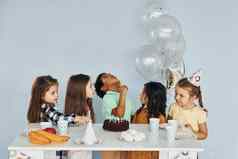 假期蛋糕孩子们庆祝生日聚会，派对在室内有趣的
