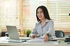 美丽的亚洲女金融顾问移动PC聊天客户端在线给互联网咨询客户