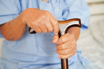 亚洲上了年纪的残疾女人病人持有走坚持皱纹手医院