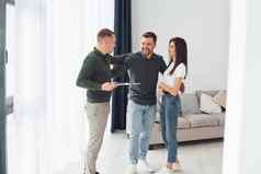推销员帮助年轻的夫妇选择公寓概念业务租金
