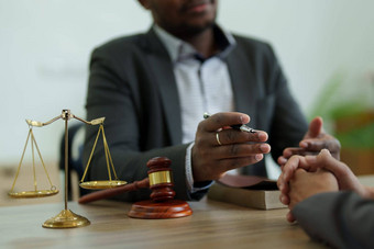 非洲美国律师律师讨论合同业务协议法律公司办公室业务人使交易文档法律正义建议服务概念