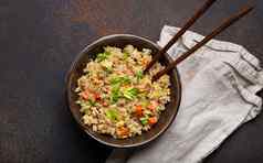 真实的中国人亚洲炸大米蛋蔬菜陶瓷棕色（的）碗前视图黑暗乡村混凝土表格背景传统的菜中国