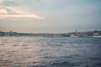 伊斯坦布尔日落火鸡旅游船帆金角夏天美丽的阳光明媚的视图伊斯坦布尔海滨清真寺概念旅行旅游假期伊斯坦布尔火鸡突厥语