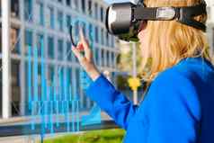 年轻的女人虚拟现实护目镜分析数据图形色彩斑斓的霓虹灯灯