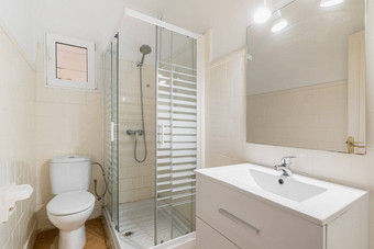 时尚的紧凑的浴室厕所。。。淋浴白色水槽瓷砖极简主义风格概念简洁的设计公寓酒店