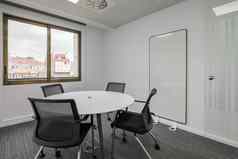 董事办公室轮表格椅子灰色的音调办公室会议房间大窗口自然光概念办公室高级经理高级老板