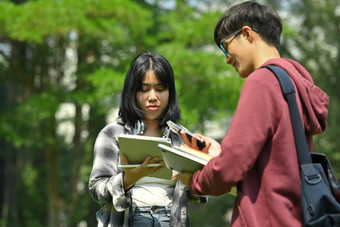 亚洲学生会说话的类走在户外大学教育青年生活方式概念