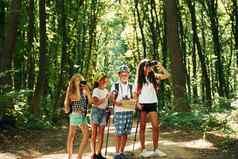 搜索路径孩子们漫步森林旅行设备