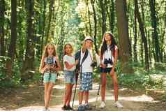 美丽的阳光孩子们漫步森林旅行设备
