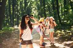 女孩站前面朋友孩子们漫步森林旅行设备