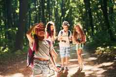 女孩孩子们漫步森林旅行设备