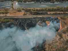 空中视图野火传播火焰森林火自然灾难由于极端的热气候改变