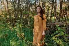 女人长头发走阴影树穿着长橙色衣服享受天气周末相机主题隐私自然