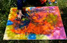 把颜色生活手画家把完成触摸生动的摘要绘画