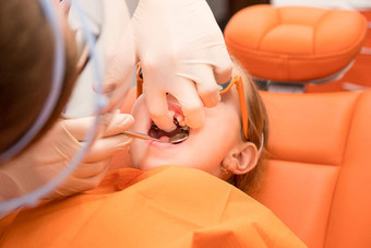 牙科板扩张下巴孩子十几<strong>岁</strong>的女孩持有矫正板手矫正医生检查牙齿牙龈女孩下巴牙科概念护圈牙齿