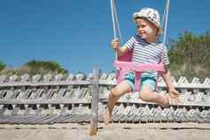 快乐的孩子波动海滩距离阳光明媚的夏天一天蓝色的天空快乐童年