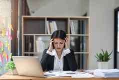 女商人强调累了工作坐着桌子上办公室感觉生病的工作压力工作