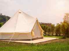 野营野餐帐篷营地户外徒步旅行森林露营者营地自然背景夏天旅行营冒险旅行假期概念
