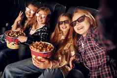 集团孩子们坐着电影看电影