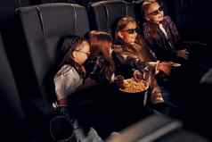 有趣的集团孩子们坐着电影看电影