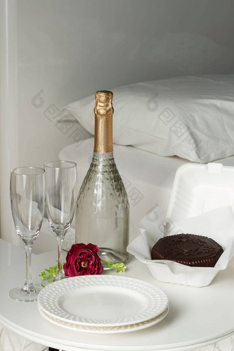 眼镜瓶香槟巧克力甜点奢侈品酒店房间约会浪漫度蜜月情人节一天